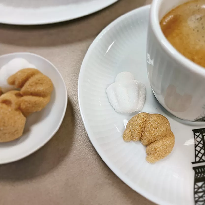 Sucres en forme de croissant tasse briohe pour accompagner café de spécialité - français